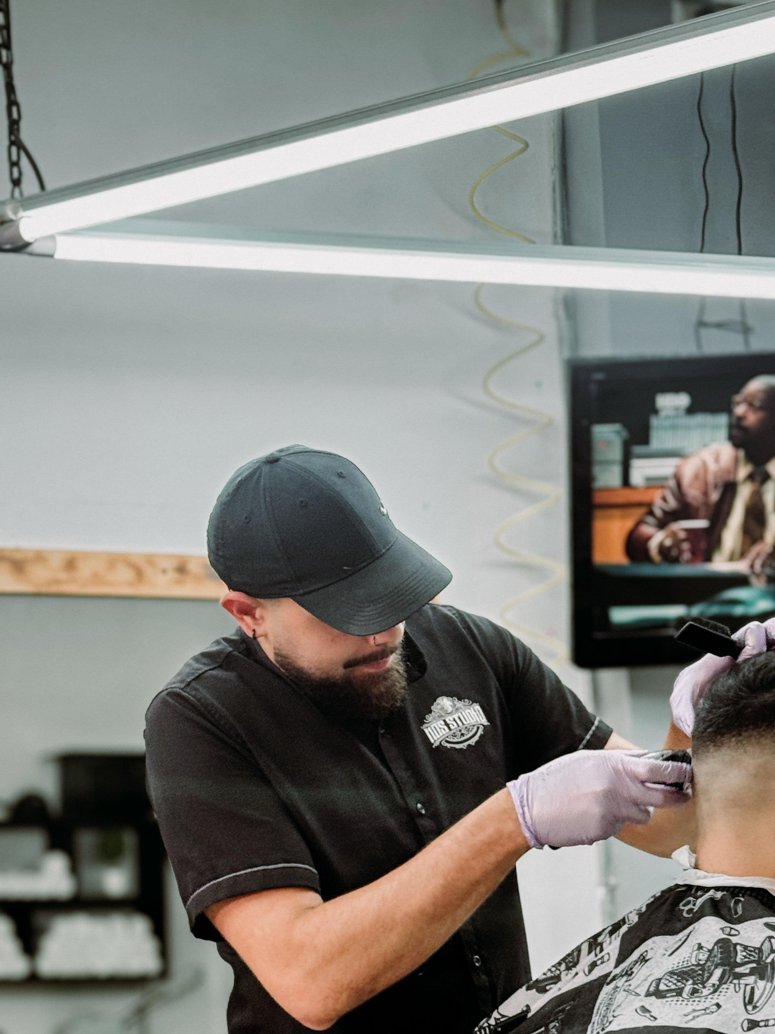 Servicio profesional de barbería en Mos Studio