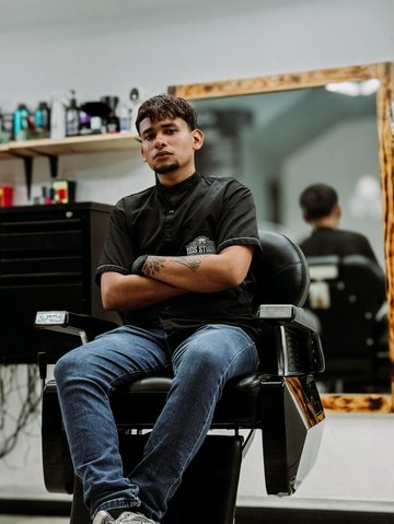 Kevin, barbero profesional de Mos Studio